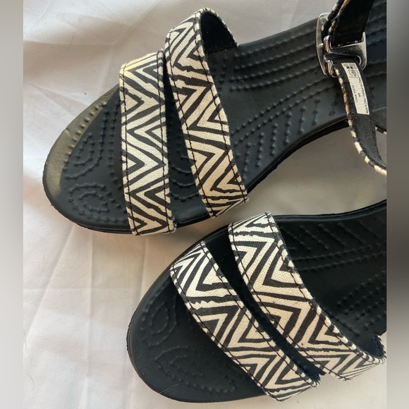Crocs Black and White Geometric Women's Wedge Sandals size 8 - Picture 9 of 12